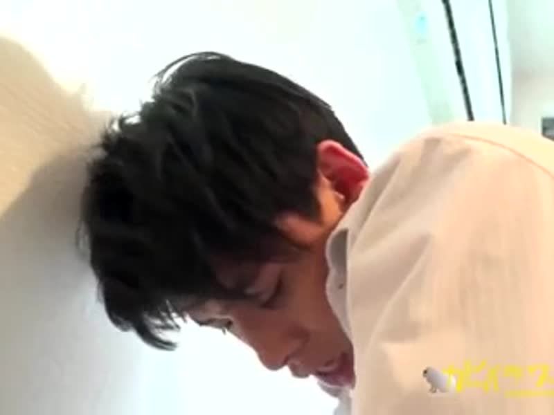  上门服务的男业务员