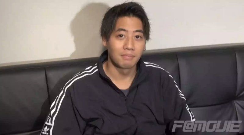  YC1009390 超露骨！ ！一位時尚帥哥首次亮相！ ！第一次男男激情體驗讓他興奮不已！ ？他強烈的射精瞬間首次在鏡頭前展現