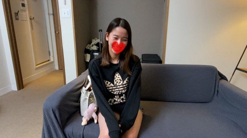 FC2-PPV-4676142 喜歡口交的小巧19歲已婚妻子，像蒼井優似的，用自慰棒深喉，眼淚汪汪也要再次含入，是個變態的受虐狂。