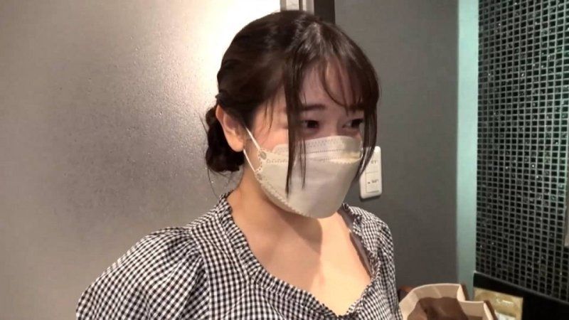 FC2-PPV-4831575 【個人拍攝】※50部限定超特價※外送男士美容後，竟然是位美人般的已婚婦女！ 摘下口罩後太美了，跪下懇求我情色自拍！